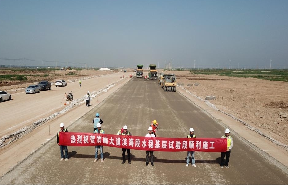 新進(jìn)展！濱響大道水穩(wěn)層開始鋪設(shè)1.jpg