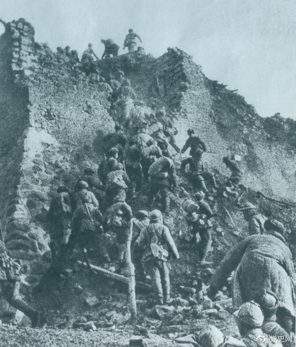 1948年12月，人民解放軍向新保安守?cái)嘲l(fā)起攻擊。這是解放軍戰(zhàn)士登上新保安城頭。 